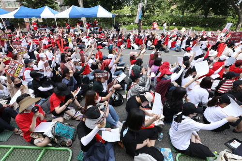 ‘불법촬영 편파수사 3차 규탄 시위’가 열린 지난 7일 오후 서울 대학로 일대에서 여성들이 선글라스와 마스크, 모자 등으로 얼굴을 가린 채 ‘지금 찍어? 마!! 그것도 불법촬영’ 등이 적힌 피켓을 들고 있다. 뉴스1