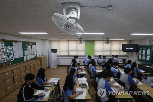'에어컨과 선풍기 동시에' 충북의 한 학교 수업광경[연합뉴스 자료사진]