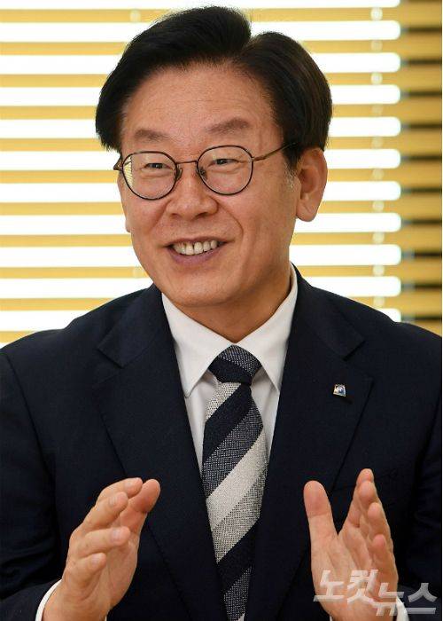 이재명 경기도지사가 11일 오전 경기도 수원 경기도청 집무실에서 CBS노컷뉴스와 인터뷰를 갖고 있다.(사진=황진환기자)