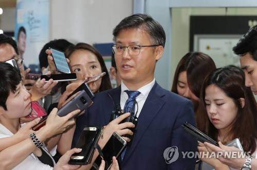 취재진 질문에 답하는 정호성 (서울=연합뉴스) 한종찬 기자 = 특정범죄가중처벌법상 뇌물수수 등 혐의로 기소된 정호성 전 청와대 비서관이 12일 오후 서울 서초구 서울중앙지방법원에서 열린 선고 공판을 마친 뒤 밖으로 나서며 취재진 질문에 답하고 있다. 이날 법원은 정 전 비서관에게 징역 10개월에 집행유예 2년을 선고했다. saba@yna.co.kr