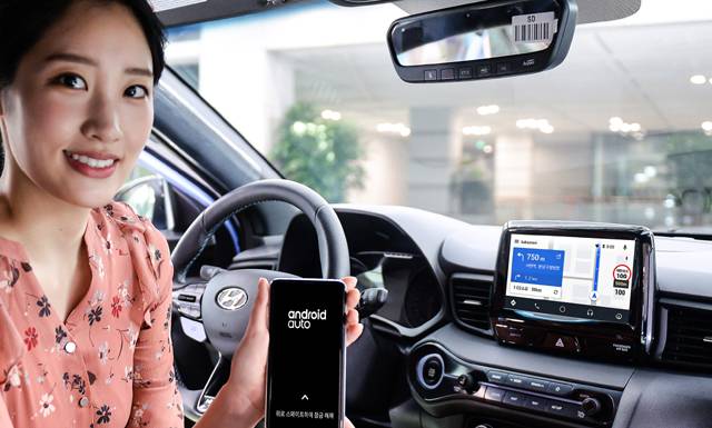 12일 구글은 스마트폰과 자동차를 연결하면 음성으로 내비게이션 목적지를 찾을 수 있고, 문자메시지도 주고받을 수 있는 ‘안드로이드 오토 한국어 버전’을 선보였다. 현대·기아자동차 제공