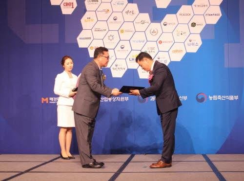 DK도시개발의 김정태 상무 (사진 오른쪽) 가 「2018 소비자평가 국가대표브랜드 대상」 도시개발부문 대상을 수상 중이다.