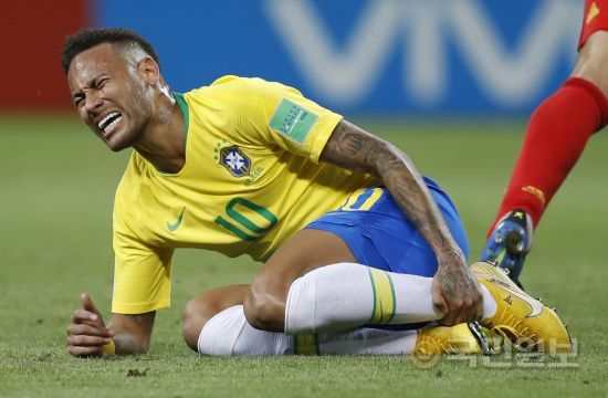 브라질 축구 대표팀의 에이스 네이마르는 이번 2018 러시아월드컵에서 '헐리우드 액션' 논란에 휩싸였다. 지난 7일(한국시간) 벨기에와의 8강전에서 네이마르가 다리를 붙잡고 고통스러워하는 모습. AP뉴시스