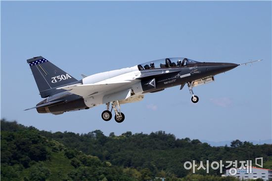 미국 수출을 겨냥해 T-50을 기반으로 개발 중인국산 고등훈련기(T-50A)가 지난 2일 첫 비행시험에 성공했다. (사진제공=한국항공우주사업)