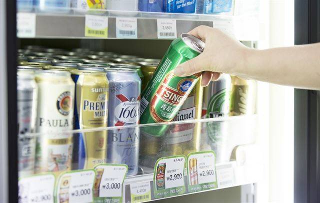 '4캔 만원' 묶음 판매를 하는 편의점의 수입 맥주. CU 제공