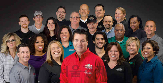 파파존스 창업자인 존 슈내터(가운데)가 직원들과 밝게 웃고 있다. /파파존스 홈페이지 캡처