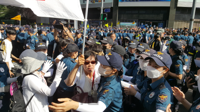 14일 오후 4시13분께 20여 명 가량의 기독교 단체 회원들이 서울시청 신관 우측 도로를 점거하며 퀴어문화축제 거리행진 무산 시도에 나섰다./서종갑기자