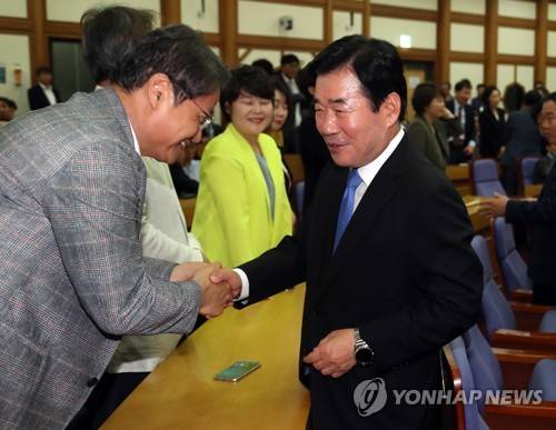 민주 당대표 출마 선언하는 김진표 의원 (서울=연합뉴스) 김현태 기자 = 더불어민주당 김진표 의원이 15일 오전 국회 의원회관에서 열린 당대표 출마선언 기자회견에서 참석자들과 악수하고 있다. 김 의원은 이날 출마 기자회견에서 "문재인 정부의 성공을 위해 유능한 경제정당을 이끄는 경제 당대표가 필요하다"고 밝혔다. 2018.7.15 mtkht@yna.co.kr