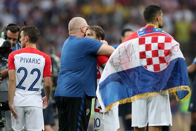 크로아티아는 비록 러시아 월드컵 결승에선 패했지만 이번 대회의 진정한 승자로 기억될 전망이다. 크로아티아 주장 루카 모드리치가 결승전을 마친 뒤 스태프와 뜨거운 포옹을 나누고 있다. 사진=AFPBBNews