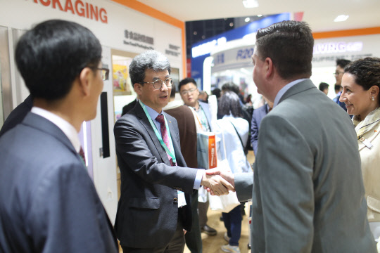 지난 4월 중국 상하이에서 열린 '차이나플라스 2018'에서 김형건 SK종합화학 사장이 자사 부스를 찾은 해외 고객들과 인사를 하고 있다. <SK종합화학 제공>