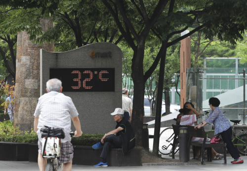 서울 최고기온 32도를 기록한 17일 오후 서울 한 거리에 위치한 전광판에 온도가 표시되고 있다.