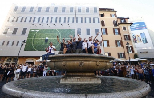 15일 프랑스의 월드컵 우승이 확정된 직후 로마 시내의 '캄포 데이 피오리' 광장의 분수에 단체로 올라간 프랑스 팬들 [출처= 일간 라 레푸블리카]