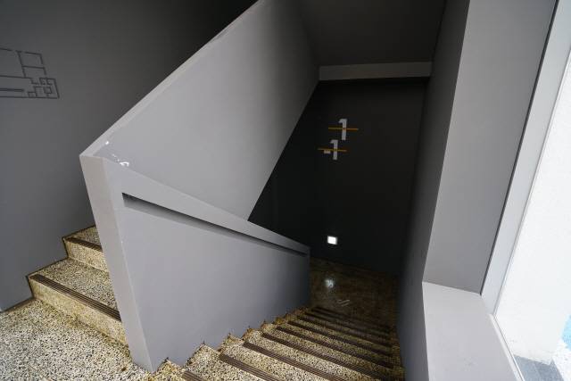 학교 복도에서 많이 볼 수 있는 ‘테라조’ 타일도 옛 건물 모습 중 일부로 남겨뒀다./사진제공=KB국민은행