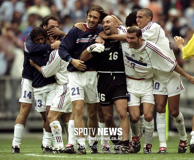 ▲ "행운의 민머리, 바르테즈" 함께 기뻐하는 프랑스 선수들.