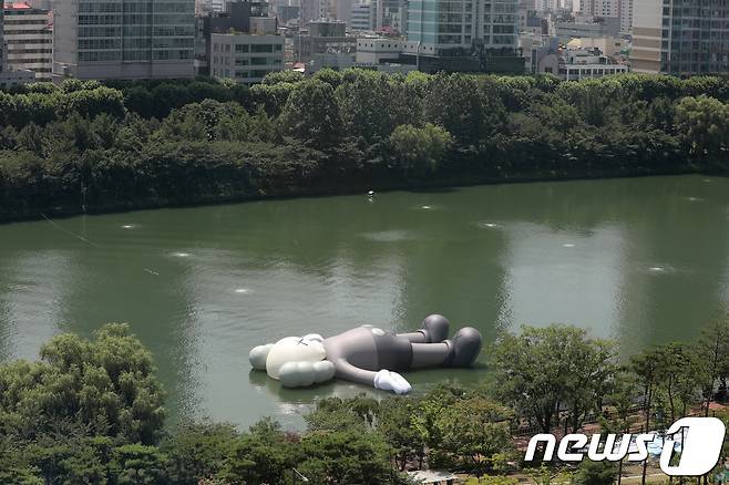 19일 서울 잠실 석촌호수에 세계적인 팝 아티스트 카우스(KAWS)의 공공미술 프로젝트인 '카우스: 홀리데이 코리아' 작품이 전시돼 있다.. 2018.7.19/뉴스1 © News1 김명섭 기자