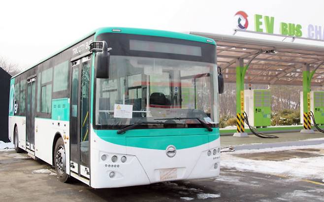 김포 선진운수가 일반 버스 노선에 운영 중인 중국 중통버스의 전기버스.