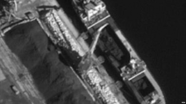 지난해 9월 북한 선박 '을지봉' 호가 러시아 홀름스크 항에 북한산 석탄을 하역하는 장면.[출처=미국의소리(VOA) 홈페이지 캡처]