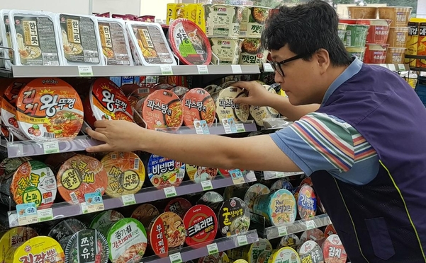 지난 17일 기자가 서울 지역 한 편의점에서 일일 점주로 9시간을 근무해봤다. 사진은 컵라면 진열대에 제품을 채우고 있는 모습. /박성우 기자