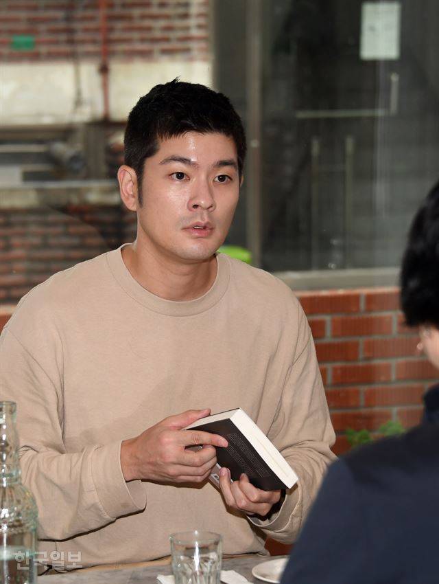 뮤지션 장기하는 요즘 무슨 책을 읽고 있을까. 신상순 선임기자