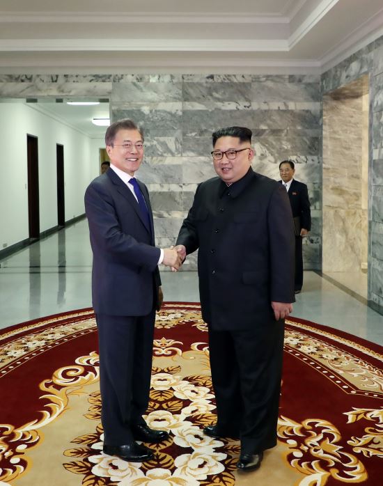 문재인 대통령이 김정은 북한 국무위원장과 지난 5월 26일 판문점 북측 통일각에서 열린 제2차 남북정상회담에 앞서 악수를 나누고 있다. 청와대 제공