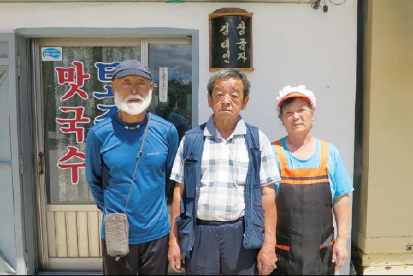 [월간산]백암산 집골에서 태어난 이후 6대째 살면서 43년 전부터 폭포식당을 운영하고 있는 김태연·장금자 부부(오른쪽).