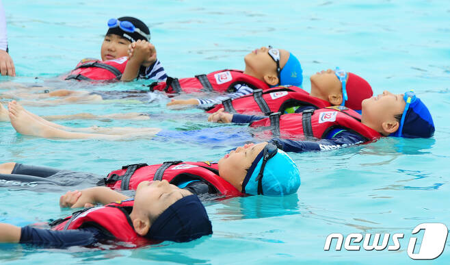 생존수영 교육을 받고 있는 초등학생들. /뉴스1 © News1 이석형 기자