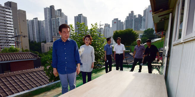 박원순 서울시장이 22일 오후 강북 '한 달 살이'를 시작하는 강북구 삼양동의 2층 옥탑방 주택에 도착하고 있다. 사진공동취재단