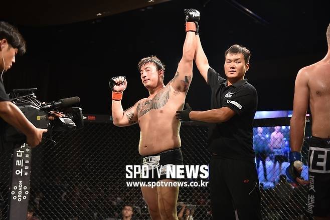 ▲ 박현우는 4년 2개월 만에 케이지에 올라 값진 승리를 따냈다. 프로 전적 2전 2승이 됐다.