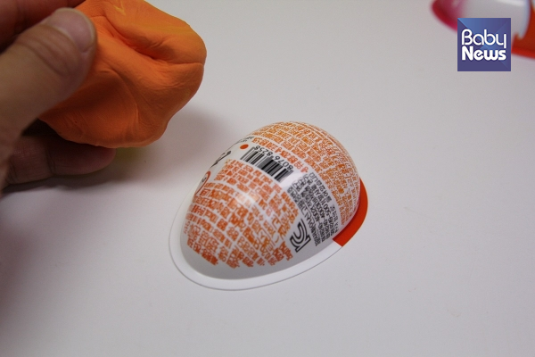 초콜릿 용기에 클레이 붙이기. ⓒ허진