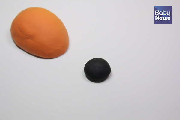 초콜릿 용기에 클레이를 붙인 모습. ⓒ허진