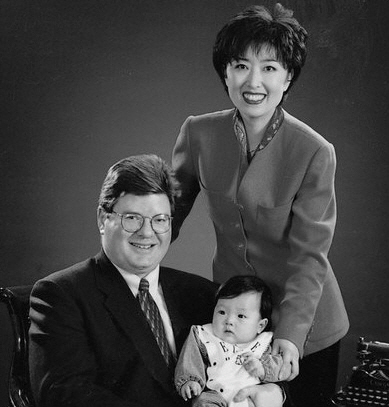 故 정미홍 아나운서(오른쪽)과 팀 트린카 부부의 가족사진 (사진=커뮤니티)