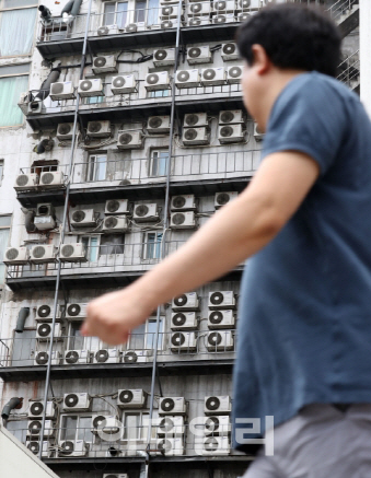 시민들이 폭염특보가 발효된 지난 15일 오전 서울 남대문로에서 에어컨 실외기로 가득찬 한 건물 외벽 앞을 지나갔다. 기상청은 건강관리에 각별히 유의해 달라고 당부했다.[사진=이데일리 방인권 기자]
