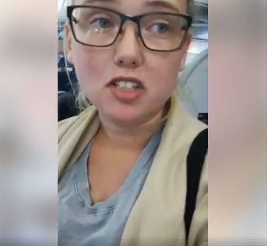 엘린 에르손이 지난 23일 스웨덴 예테보리공항에서 터키행 비행기에 탑승해 아프가니스탄 남성 추방 중단을 요구하고 있다. 에르손 페이스북 동영상 갈무리