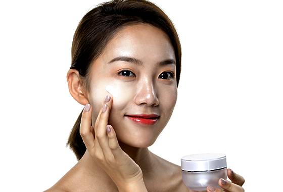 메이크업 대신 산뜻하고 가볍게 사용할 수 있는 톤 업 제품/사진=이미지투데이