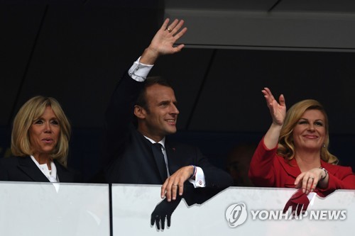 지난 15일(현지시간) 러시아에서 월드컵 축구 결승전을 관람하는 에마뉘엘 마크롱 프랑스 대통령 부부. 오른쪽은 콜린다 그라바르 키타로비치 크로아티아 대통령[AFP=연합뉴스]