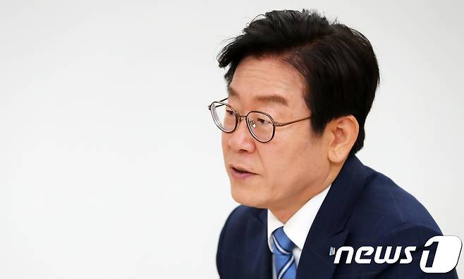 이재명 경기도지사가 27일 오후 경기도 수원시 팔달구 경기도청 집무실에서 뉴스1과 인터뷰를 하고 있다. 2018.7.27/뉴스1 © News1 오장환 기자