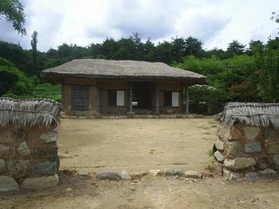 경북 영덕군 축산면 부곡리에 복원해놓은 신돌석 의병장군의 생가. 신돌석 유적지는 1999년에야 영덕군에 의해 조성됐다. <한겨레> 자료사진