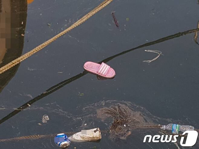 26일 제주 세화포구 해상에서 발견된 실종 여성의 것으로 추정되는 슬리퍼. (제주해양경찰서 제공) 2018.07.27/뉴스1 © News1
