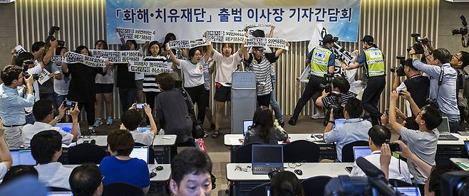 지난 2016년 7월28일 대학생 수십명이 서울 중구에서 예정된 ‘화해치유재단 출범 이사장 기자간담회'를 앞두고, 간담회장을 기습적으로 점거해 12.28 한일합의 무효를 주장하며 시위를 하고 있다. 김성광 기자 flysg2@hani.co.kr