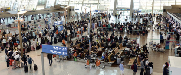 여행객들이 인천국제공항에서 체크인을 하고 있다. /조선일보DB