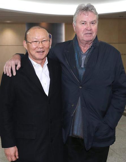 지난 2월 한국에서, 박항서(왼쪽) 감독과 히딩크 감독이 다정한 모습으로 재회했다.