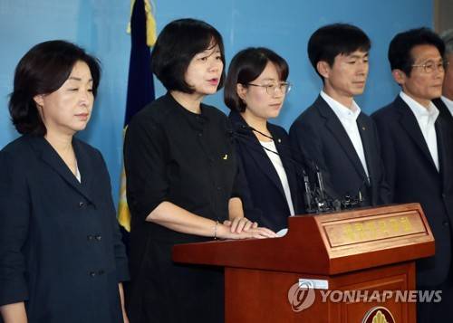 국민께 감사 인사하는 이정미 대표 (서울=연합뉴스) 김현태 기자 = 정의당 이정미 대표가 30일 오전 국회 정론관에서 정의당 고 노회찬 원내대표의 죽음에 애도의 뜻을 보내주신 국민께 감사인사를 하고 있다. mtkht@yna.co.kr
