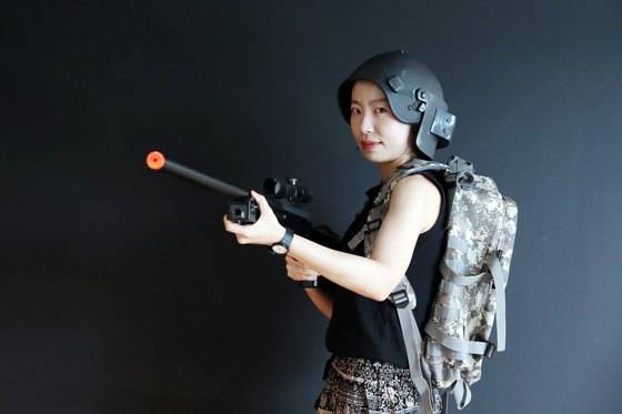 모든 직원은 게임에 등장하는 헬멧과 총, 프라이팬, 가방 등으로 무장하고 프로필 사진을 촬영한다.