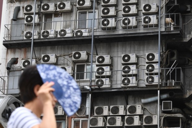 연일 기록적 폭염이 전국은 휩쓸고 있는 가운데, 시민들이 23일 서울 중구 남대문로의 한 빌딩 뒷면을 가득 메운 에어컨실외기 앞을 지나가고 있다. 신경훈 기자 khshin@hankyung.com