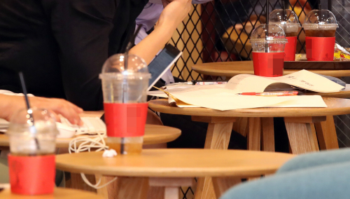 1일 오후 서울 시내 한 카페 내에서 고객들이 일회용 컵을 이용하고 있다. 커피전문점과 패스트푸드점을 대상으로 한 일회용 컵 남용 단속은 2일부터 시작된다. 연합뉴스