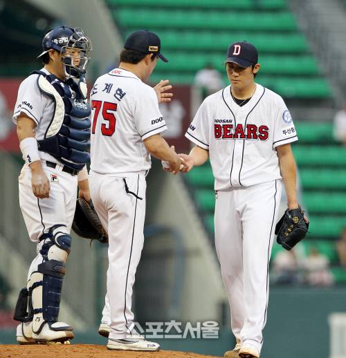 7일 오후 잠실야구장에서 열린 2011 프로야구 두산과 넥센의 경기에서 두산 선발투수 이용찬(오른쪽)이 5회초 1사 주자없는 상황에서 조계현 코치에게 공을 넘기며 강판되고 있다. 2011-07-17 박진업기자 upandup@sportsseoul.com