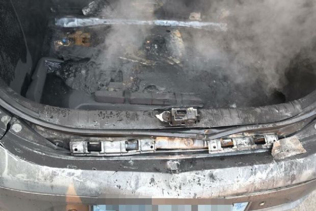 트렁크 부분이 검게 불에 탄 현대차 아이오닉 일렉트릭 (사진=경산소방서 제공)