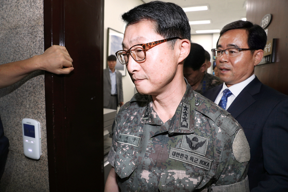 이석구 기무사령관이 1일 김성태 자유한국당 원내대표를 만난 뒤 대표실을 나서고 있다. [중앙포토]