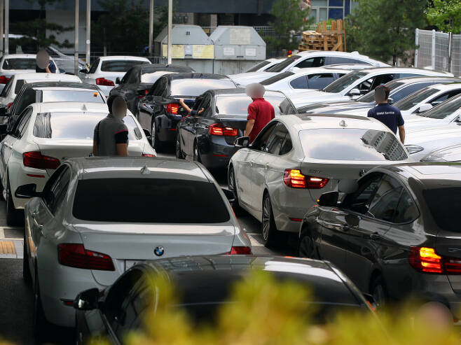 “내 차는 괜찮나” 3일 서울 시내 한 BMW서비스센터 부근에 리콜·점검을 받으려는 차량들이 빼곡하게 줄을 서 있다. 연합뉴스