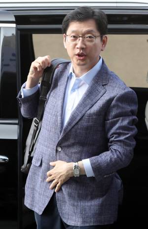 김경수 경남지사가 3일 오전 경남 창원시 의창구 경남도청에 출근하고 있다. 연합뉴스